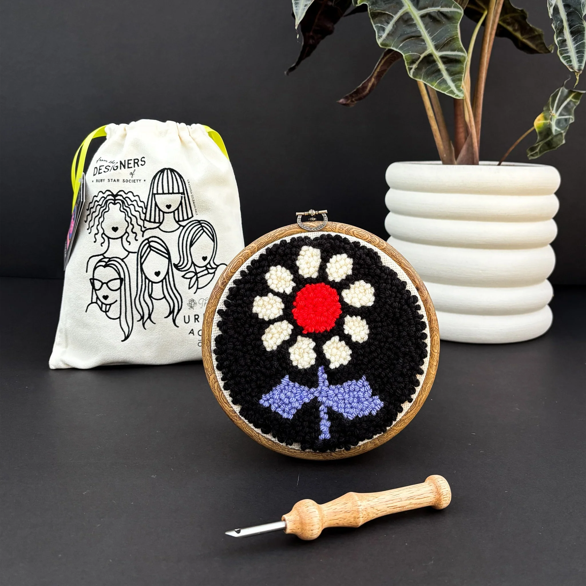 Daisy by Alexia Marcelle Abegg, Punch Needle Kit - Image 2